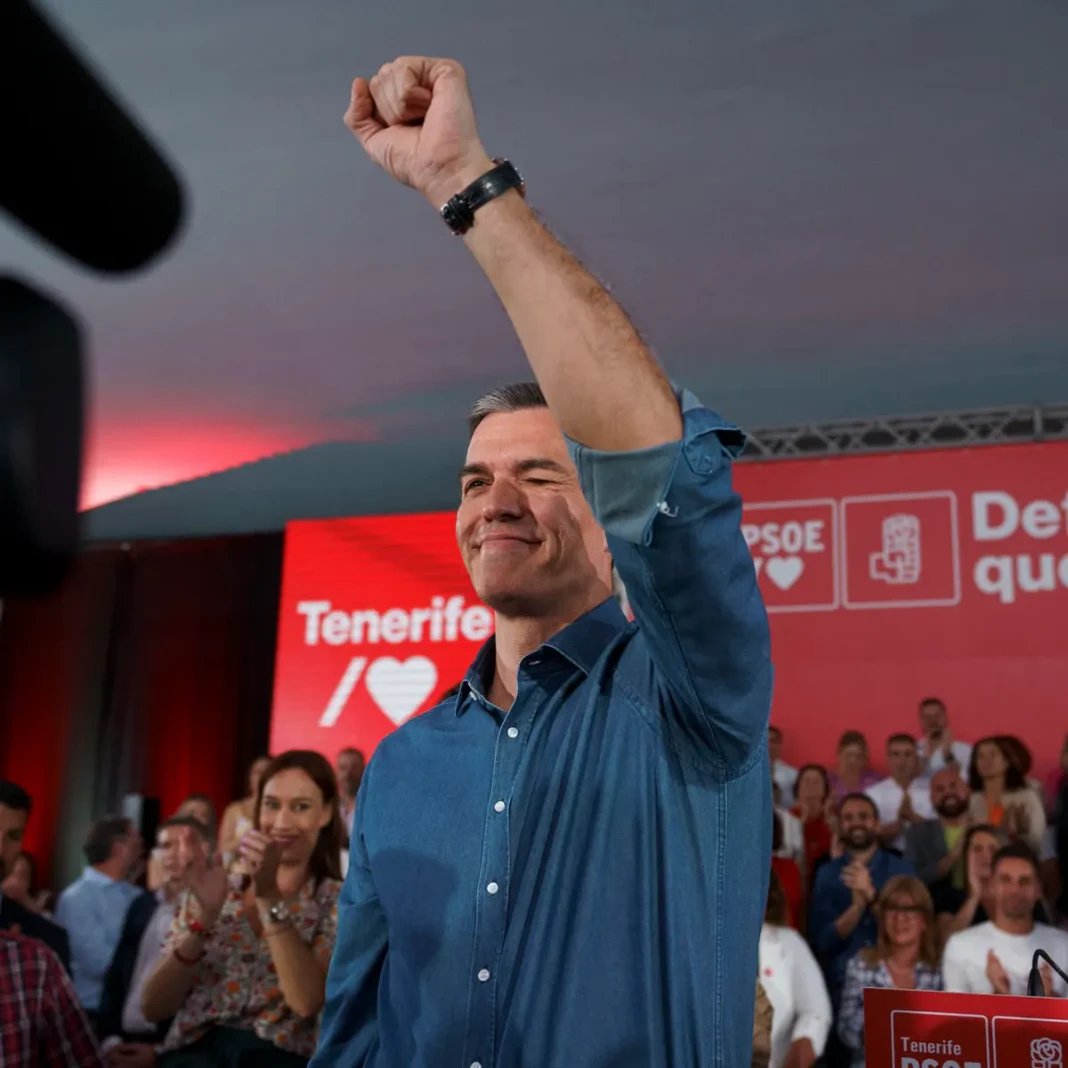 Persona levantando el brazo, fondo con cartel político.