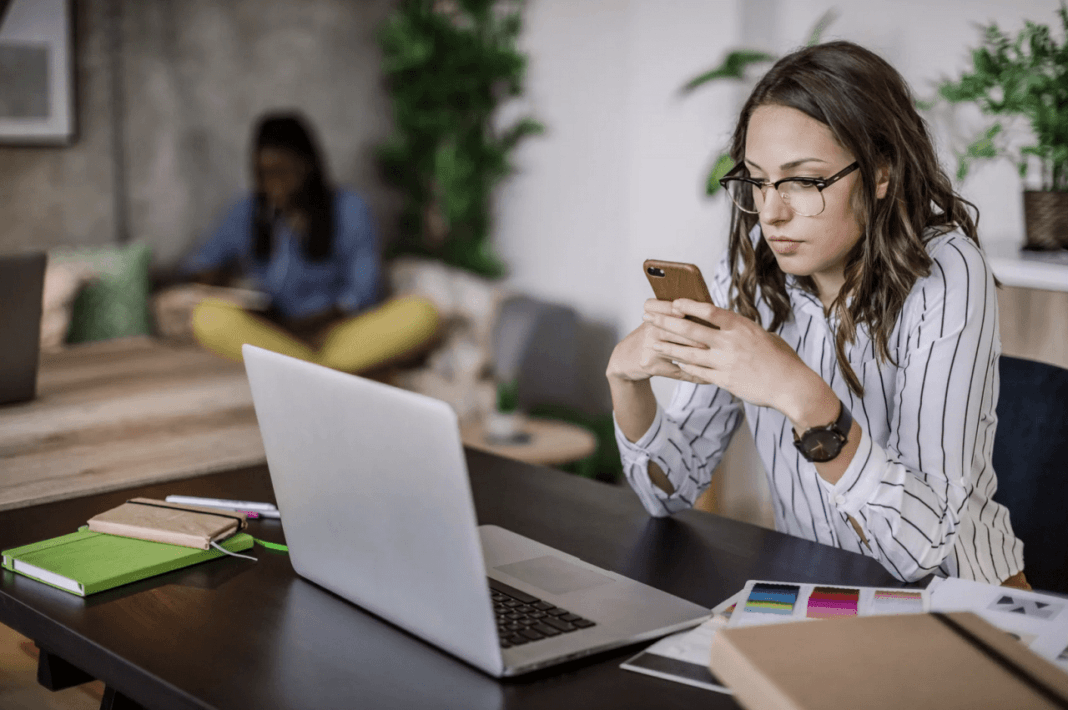 Persona en el móvil mientras está en horas de trabajo