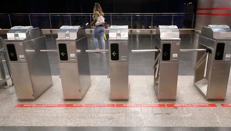 Tornos de metro con señal de mantener distancia.