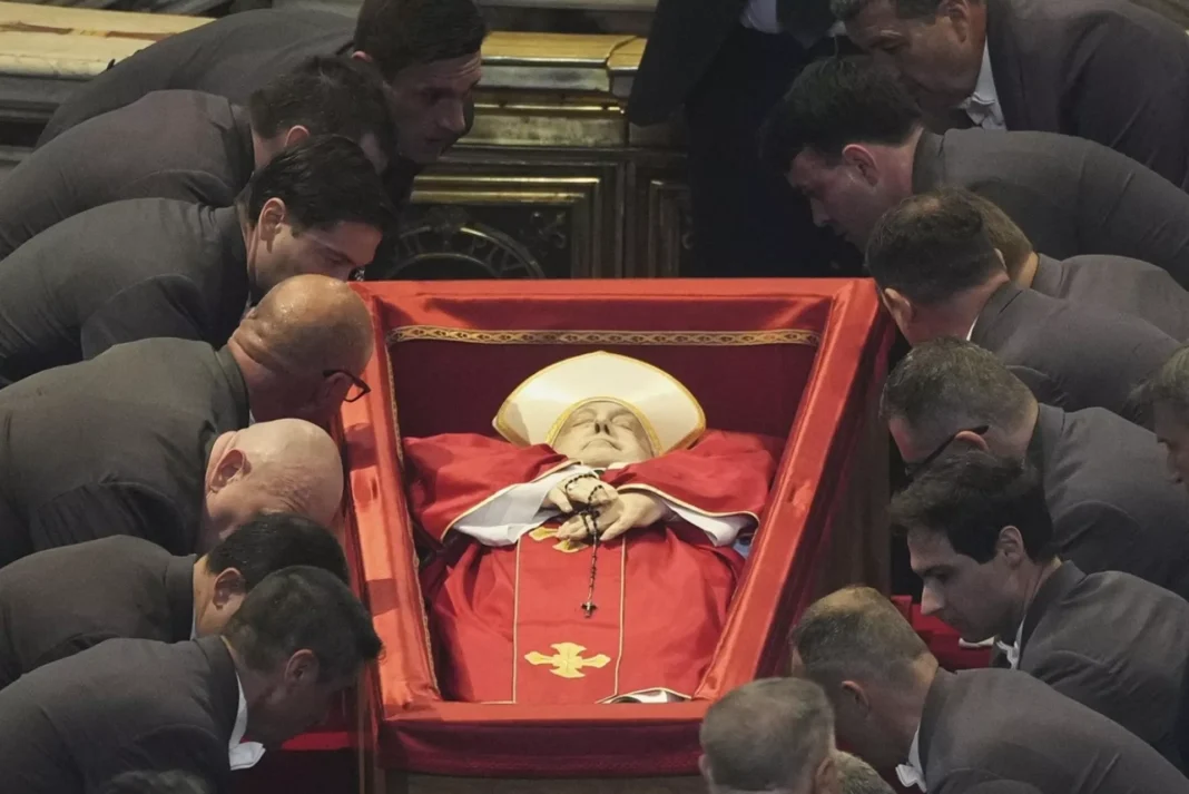 El papa Francisco yace en su ataúd durante su funeral en la Plaza de San Pedro