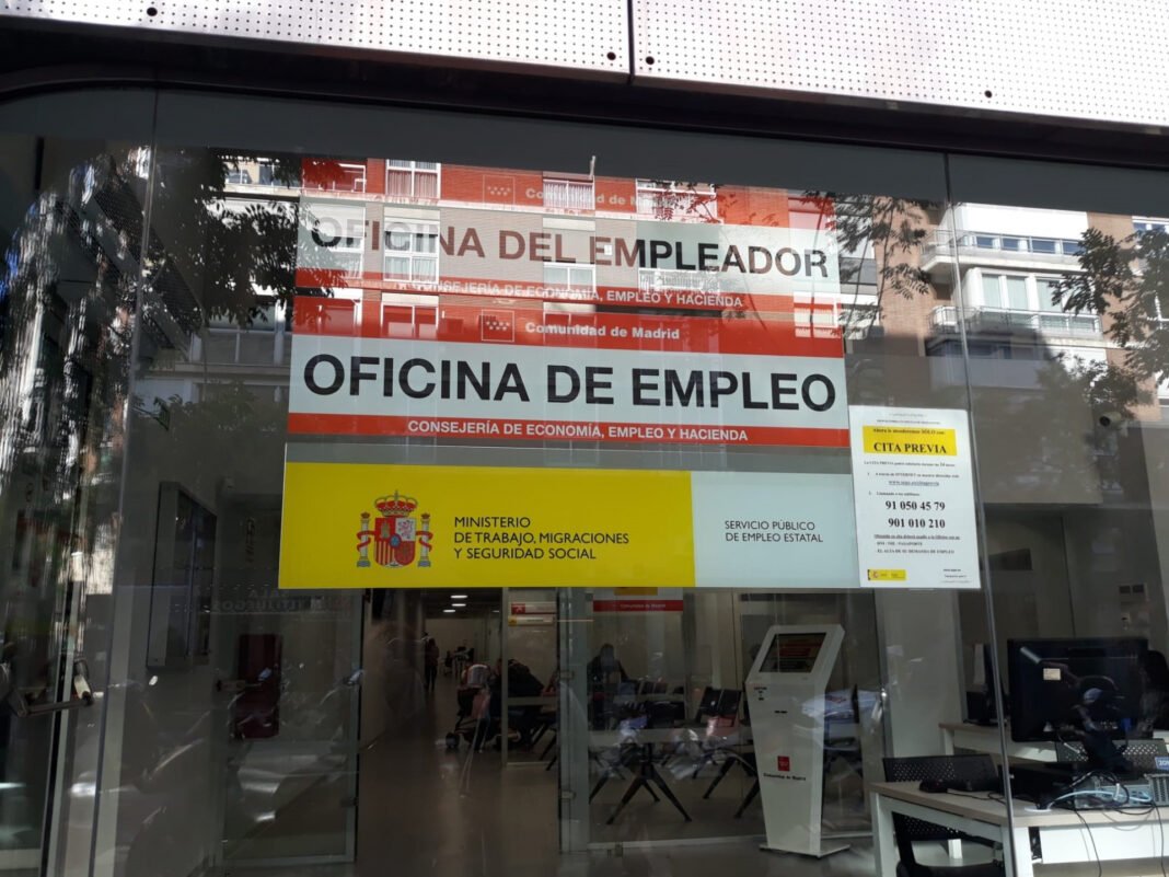 Entrada a oficina de empleo en Madrid.