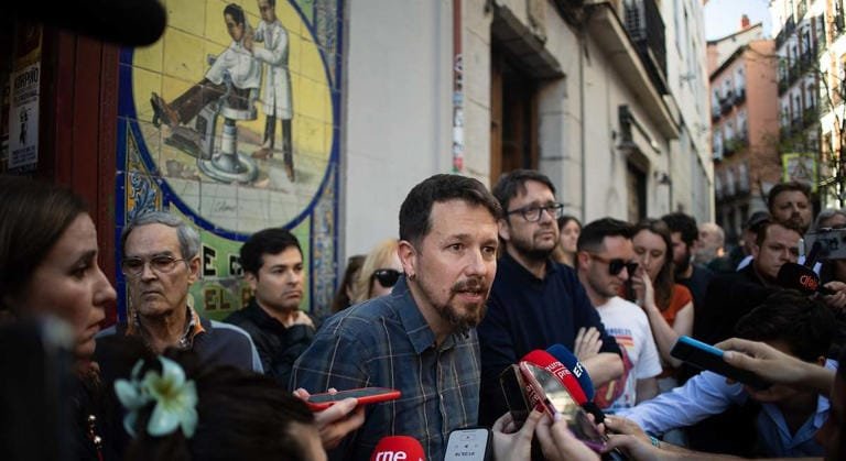 Pablo Iglesias enfrente de su taberna Garibaldi dando una rueda de prensa