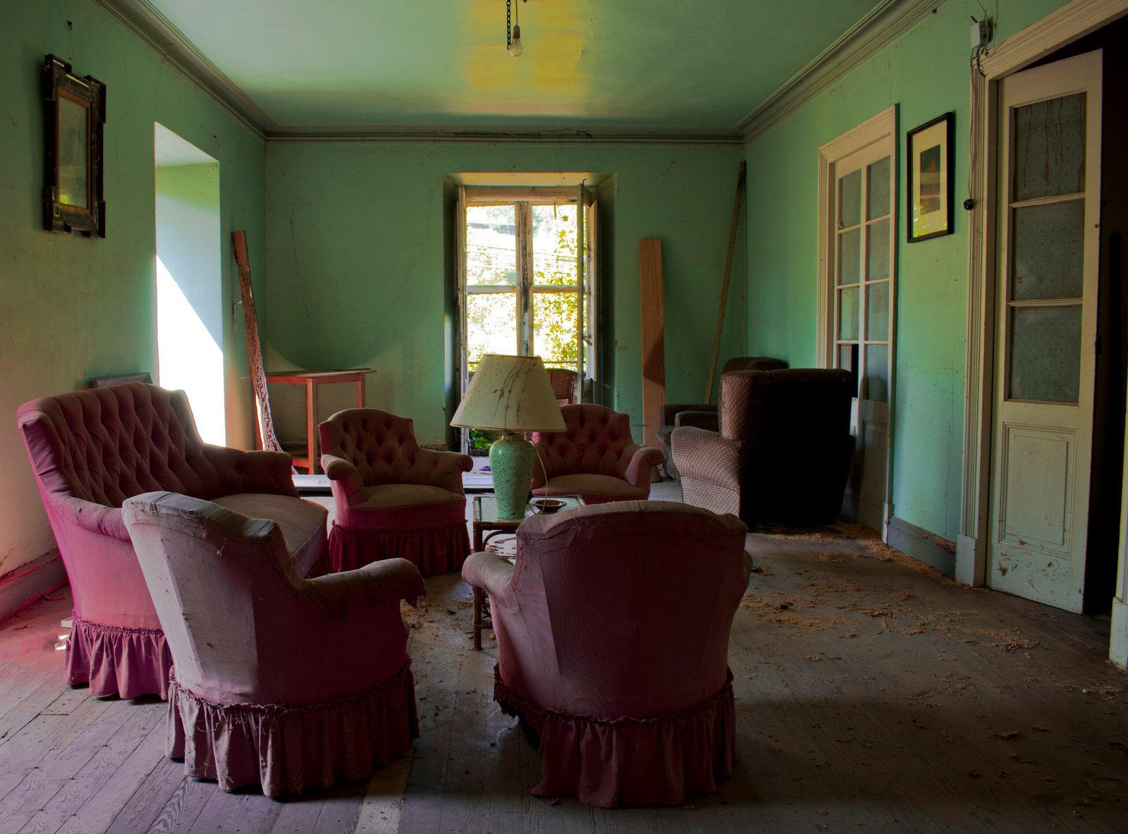 Sala de estar antigua con muebles viejos