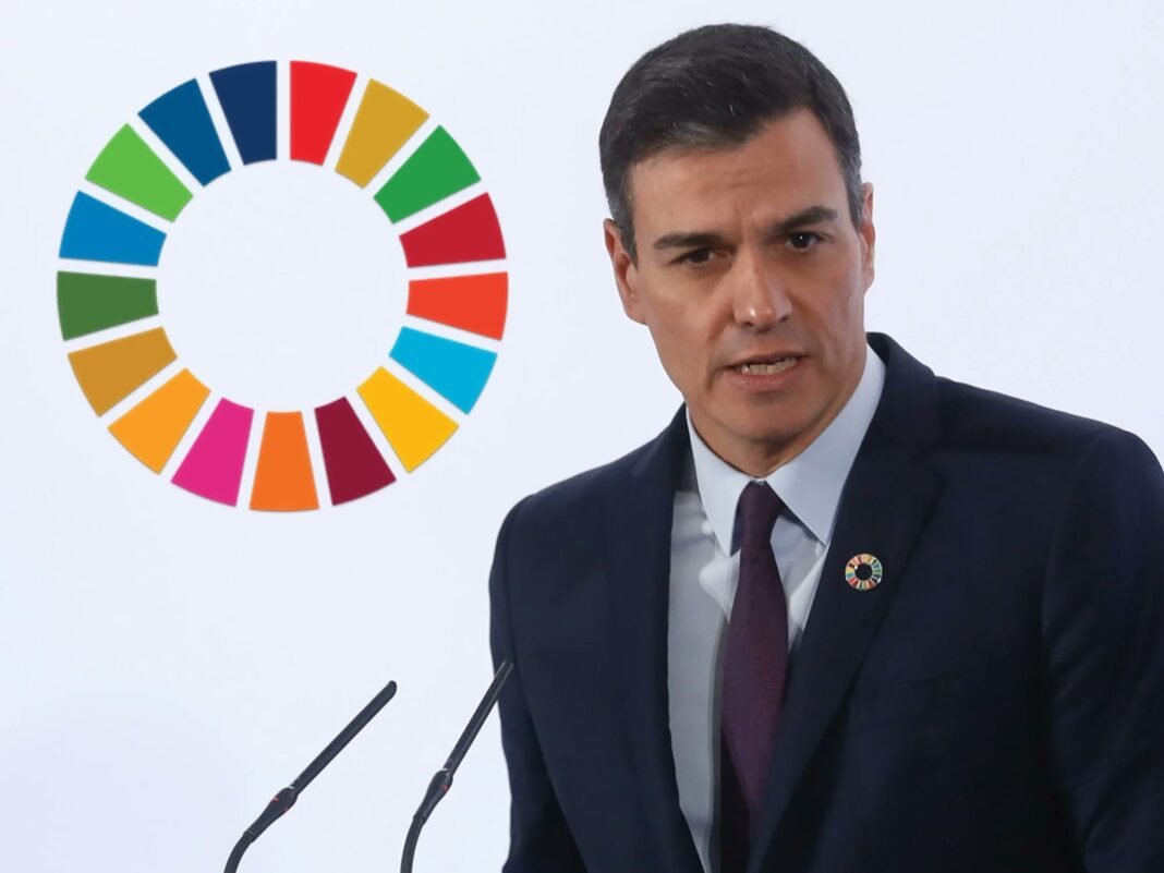 Hombre hablando sobre los Objetivos de Desarrollo Sostenible.