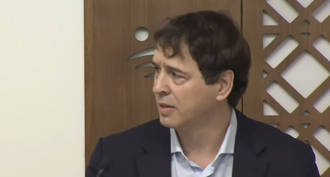 Hombre hablando en un evento público