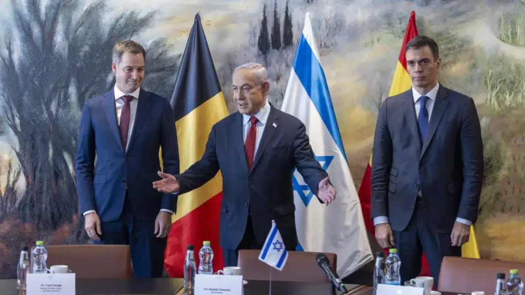 Reunión de líderes con banderas de Bélgica, Israel, España.