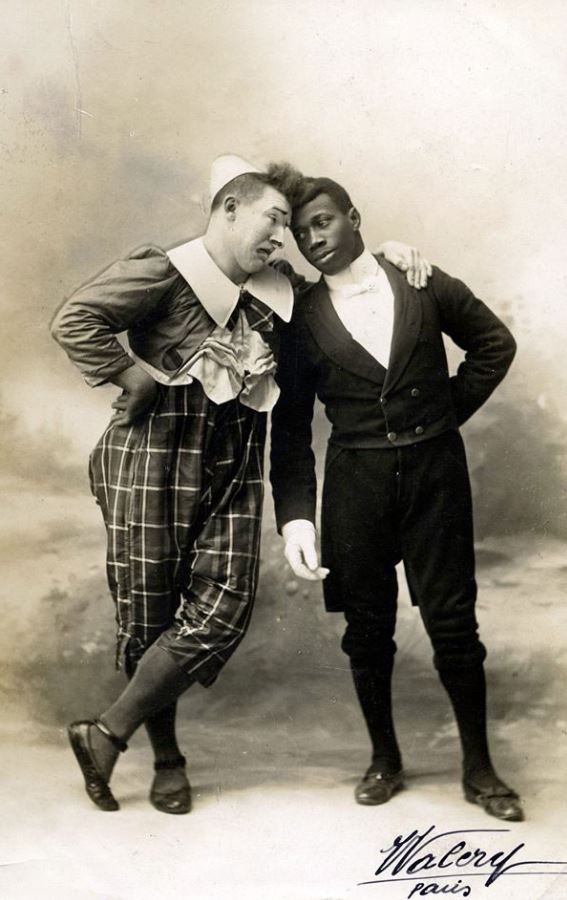 Pareja de actores de circo en pose teatral