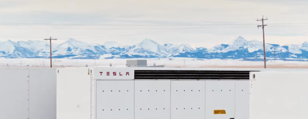 Planta de energía Tesla en paisaje montañoso nevado.