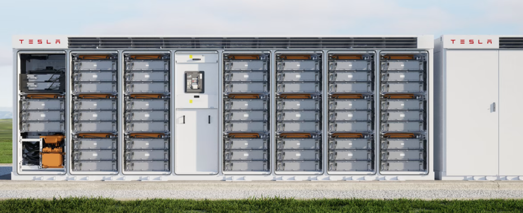 Batería Tesla Powerpack en instalación al aire libre.