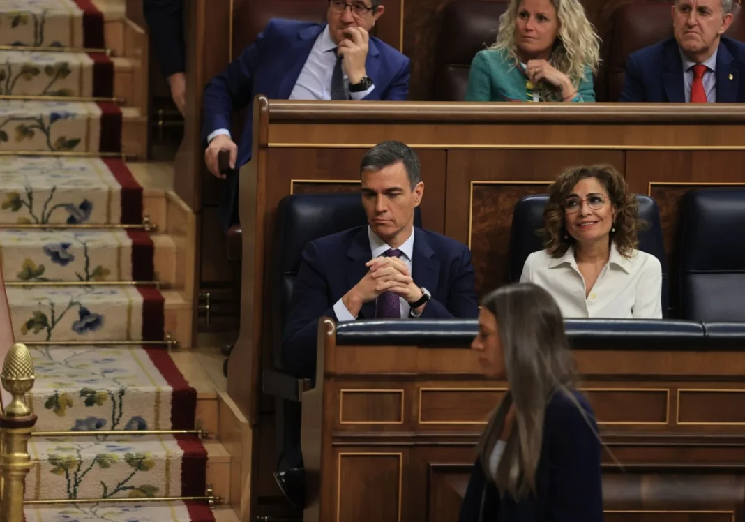 Políticos sentados en el parlamento español durante sesión.