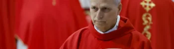 Cardenal en ceremonia religiosa con vestimenta roja