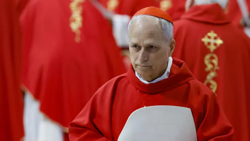 Cardenal en ceremonia religiosa con vestimenta roja