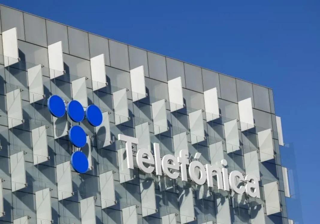 Fachada con logo de empresa Telefónica.