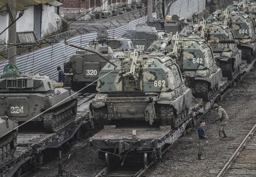 Trenes transportando tanques militares en un ferrocarril.