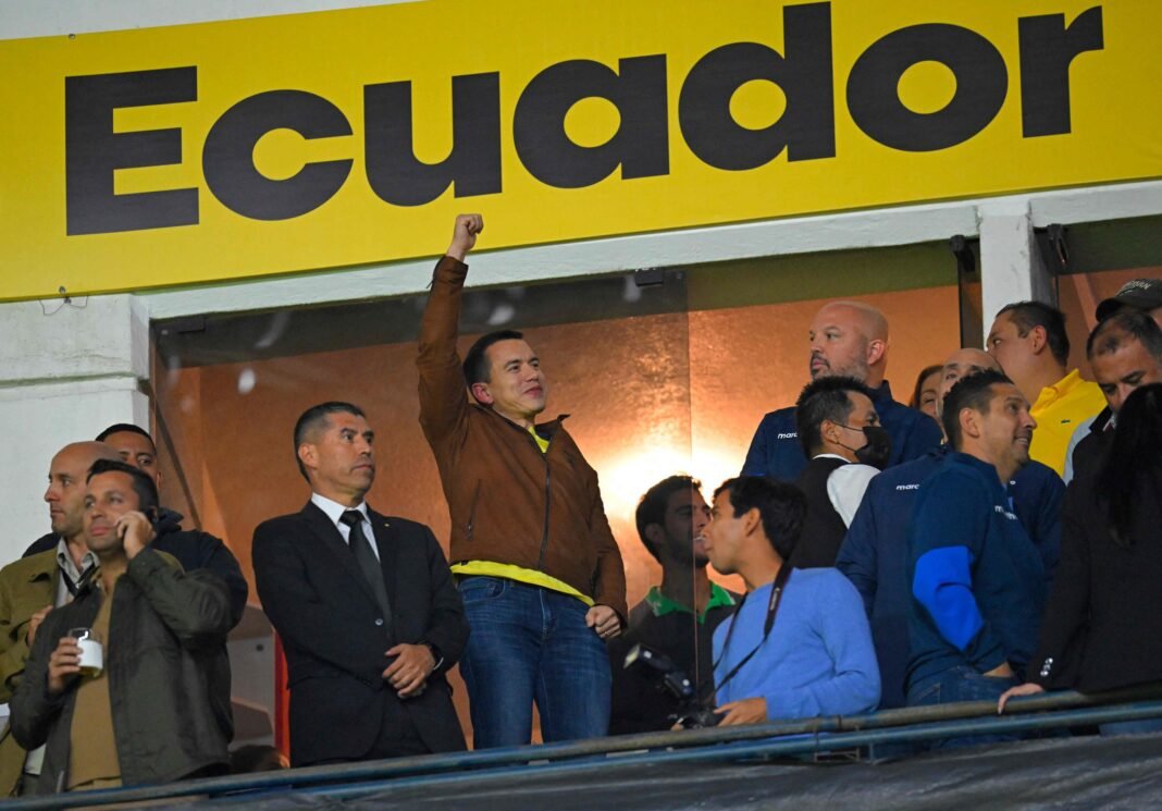 Grupo de personas en evento deportivo de Ecuador.