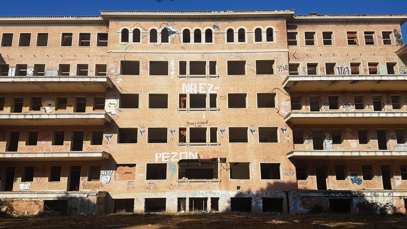 Edificio abandonado con grafitis en la fachada