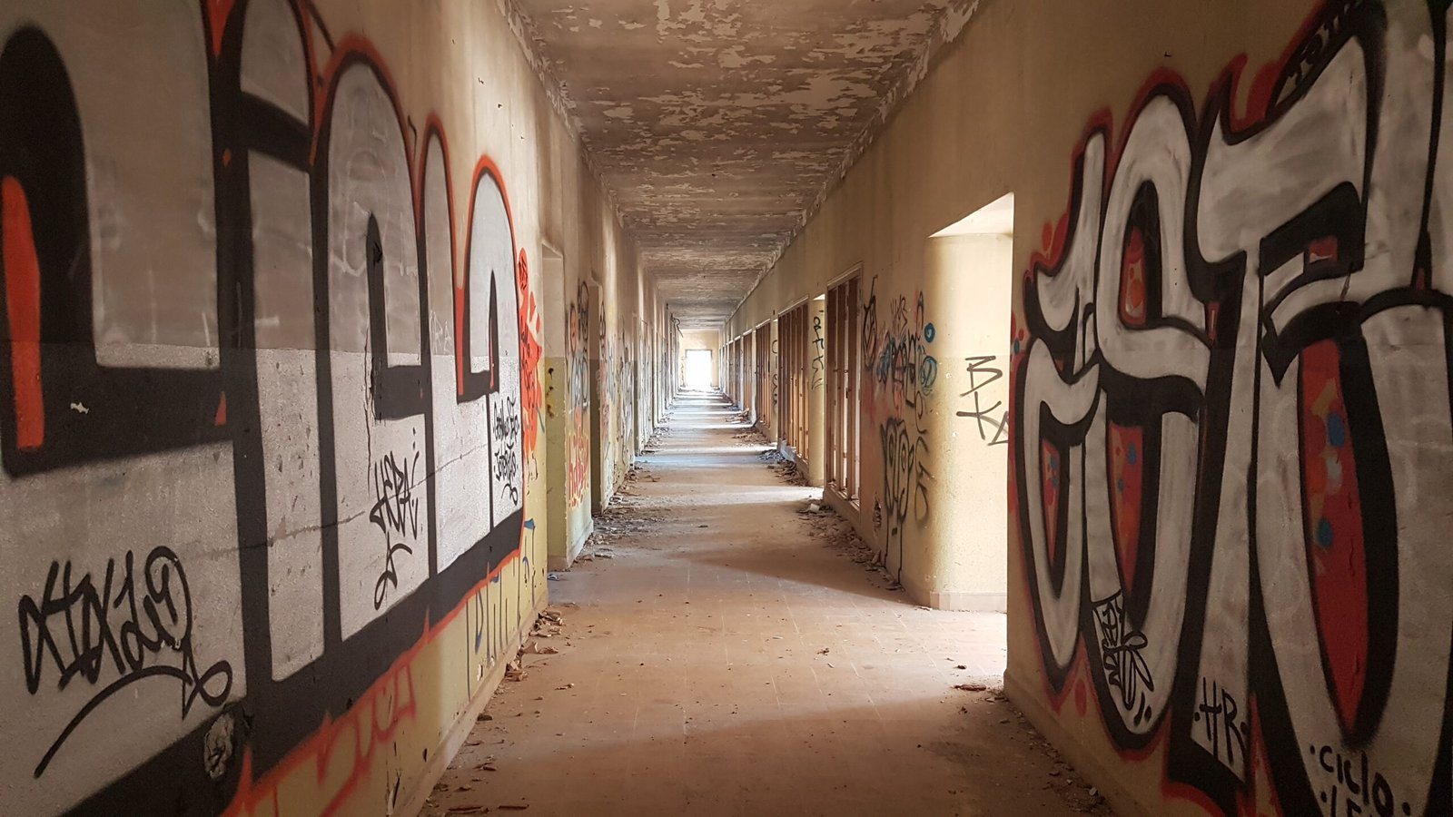 Pasillo grafiteado de edificio abandonado