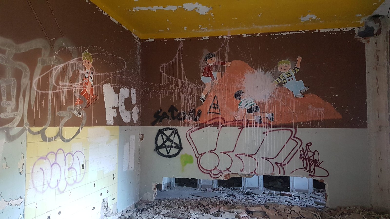 Habitación con grafitis y pintura deteriorada
