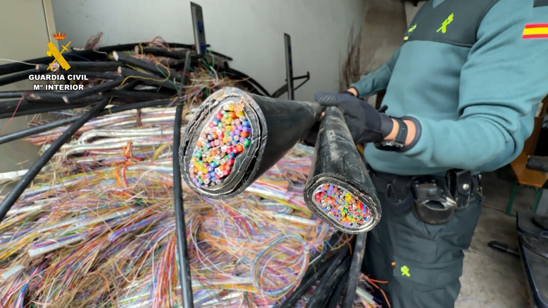Cableado colorido inspeccionado por Guardia Civil