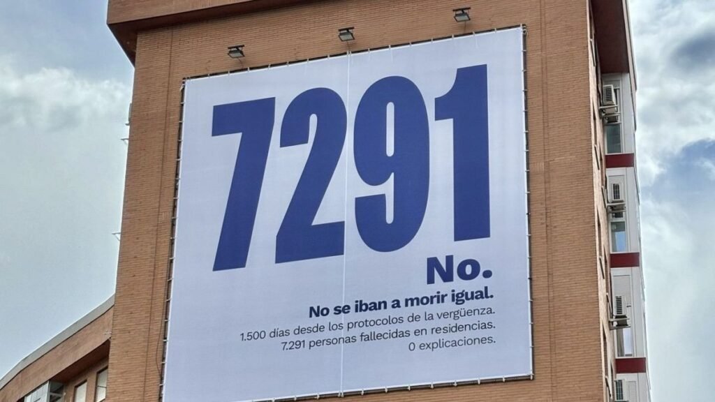 Cartel en edificio con mensaje reivindicativo.