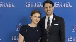 Pareja sonriente frente a fondo de Israel