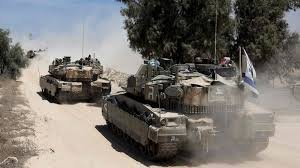 Tanques avanzando por un camino polvoriento.
