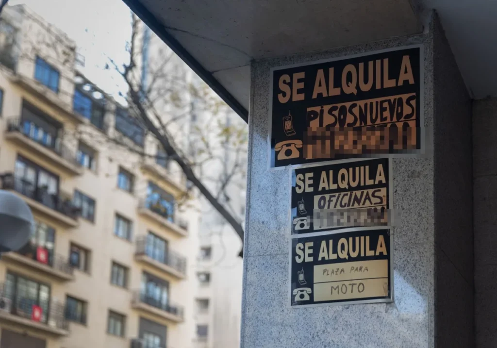 Carteles de alquiler de pisos, oficinas, moto.