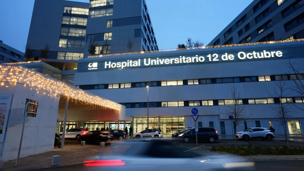 Fachada iluminada del Hospital Universitario 12 de Octubre.