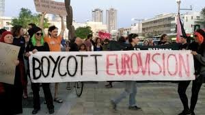 Protesta contra Eurovisión con pancartas.