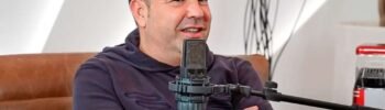 Hombre hablando frente a micrófono en entrevista.