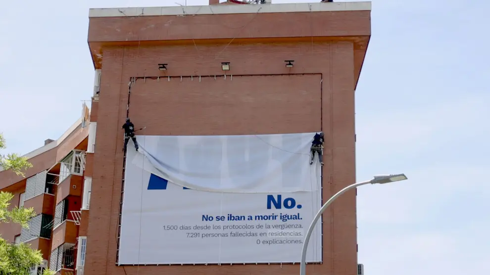 Cartel sobre falta de explicaciones en residencias
