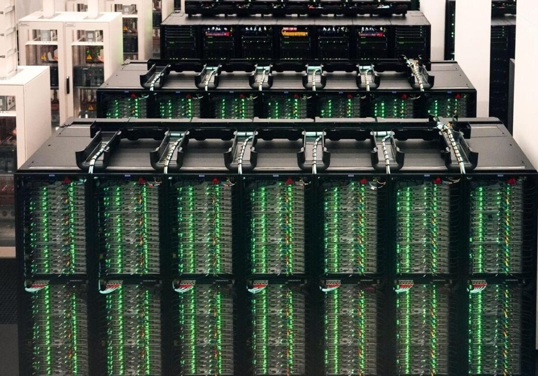 Centro de datos con servidores en funcionamiento.