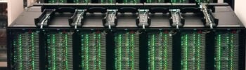 Centro de datos con servidores en funcionamiento.