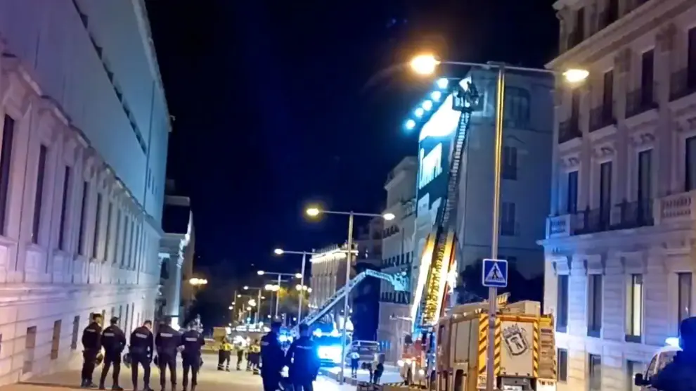 Bomberos y policías en acción durante la noche.