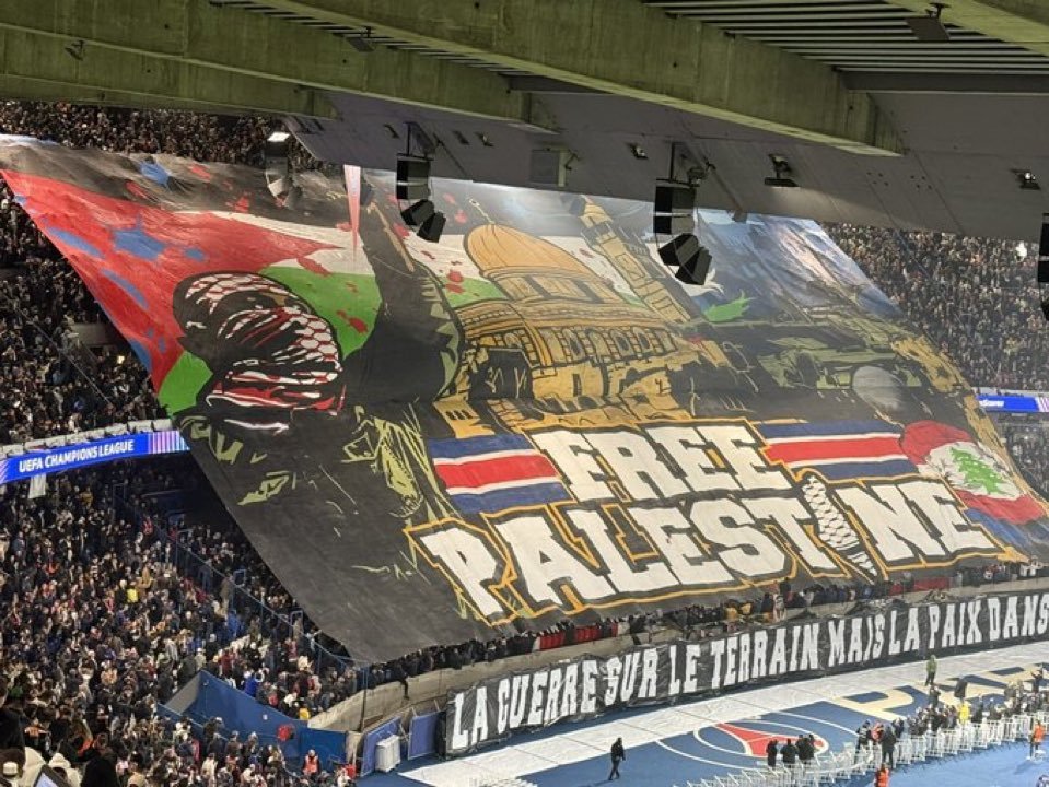 Mosaico en estadio con mensaje: Free Palestine.
