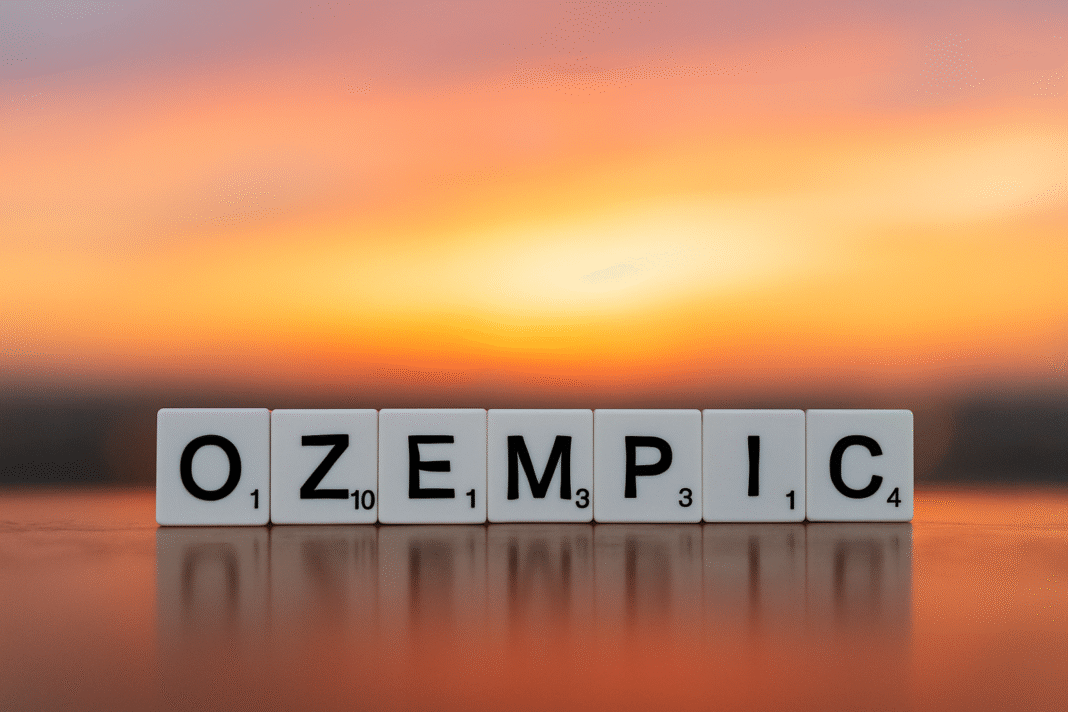Fichas de letras Ozempic sobre fondo atardecer