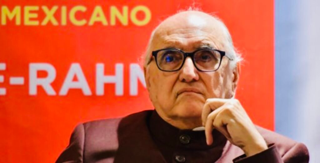 Hombre mayor pensativo frente a pancarta roja
