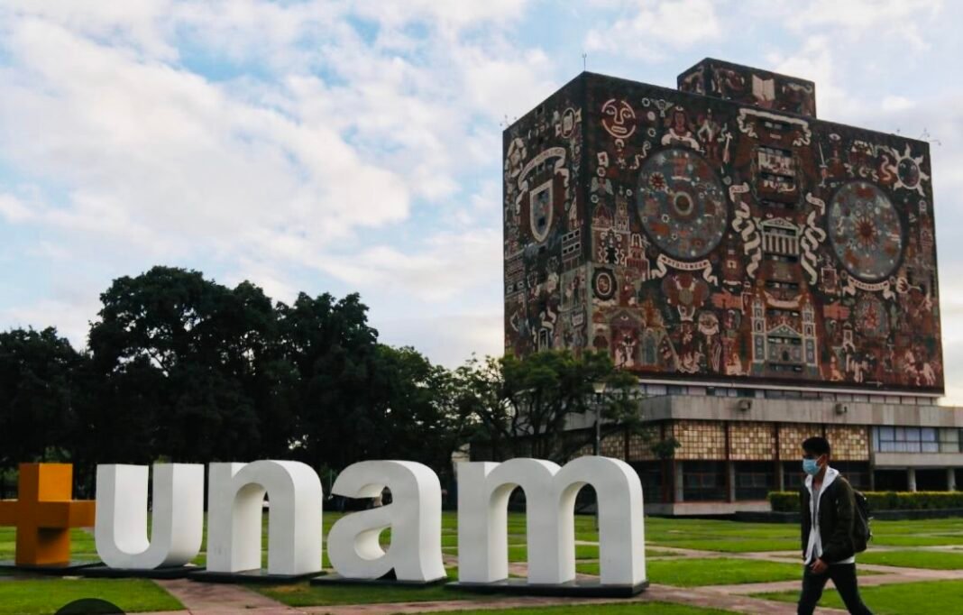 Biblioteca Central y letras UNAM al aire libre.