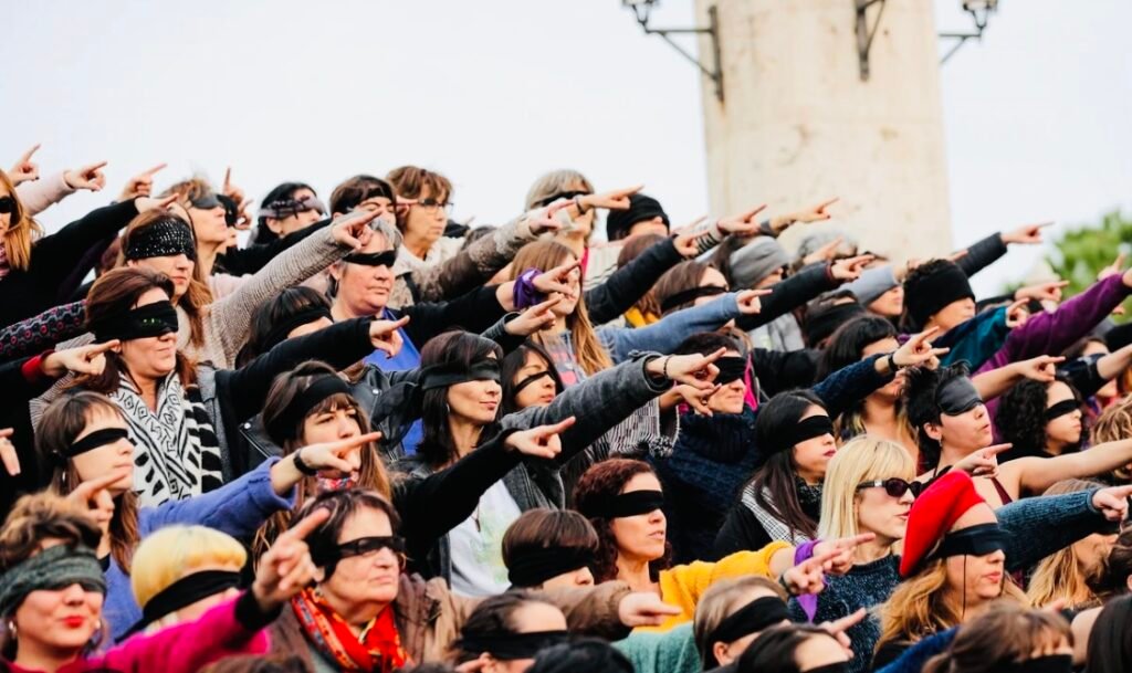Personas con ojos vendados apuntando con sus manos.