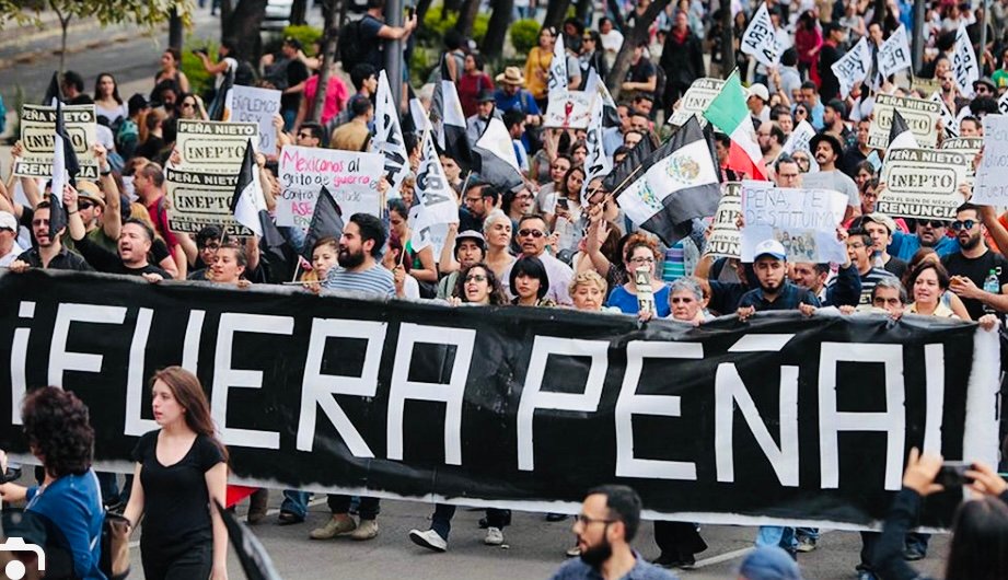 Manifestación con pancarta 'Fuera Peña' en marcha
