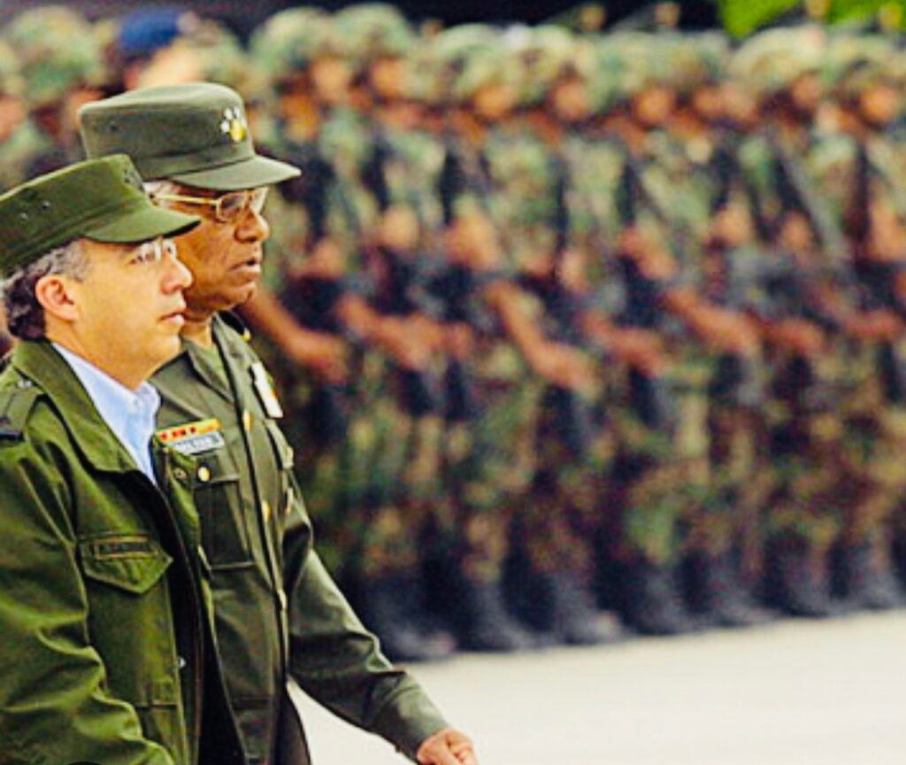 Oficiales militares en ceremonia con soldados alineados.