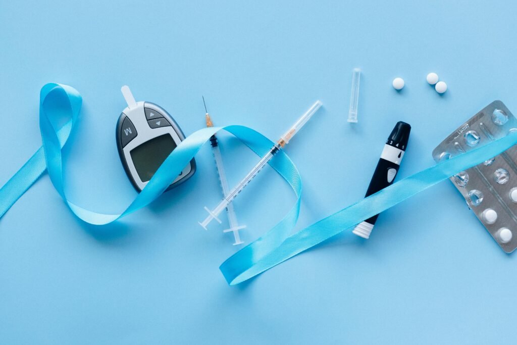 Instrumentos médicos para diabetes sobre fondo azul.