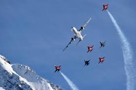 Aviones volando sobre montañas nevadas en formación