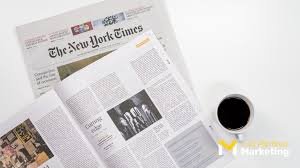 Periódico abierto junto a taza de café