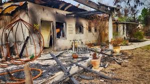 Casa dañada por incendio con escombros visibles